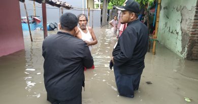Lurah Sugihwaras melakukan pendataan korban banjir secara langsung